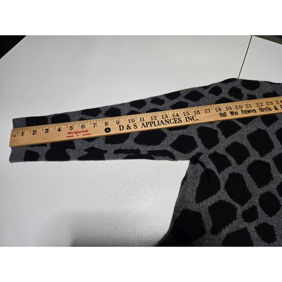 William Kasper Giraffe Print Cashmere Sweater Gray Black Women's M Randall Roy - Picture 3 of 5